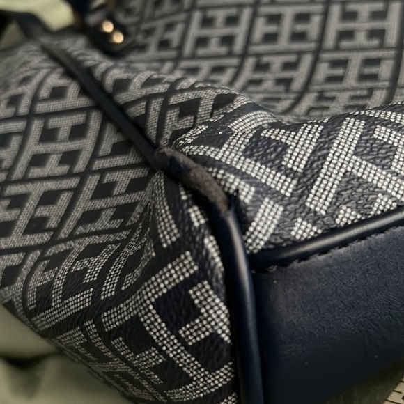 TOMMY HILFIGER Logo Tote Handbag - Picture 5 of 10